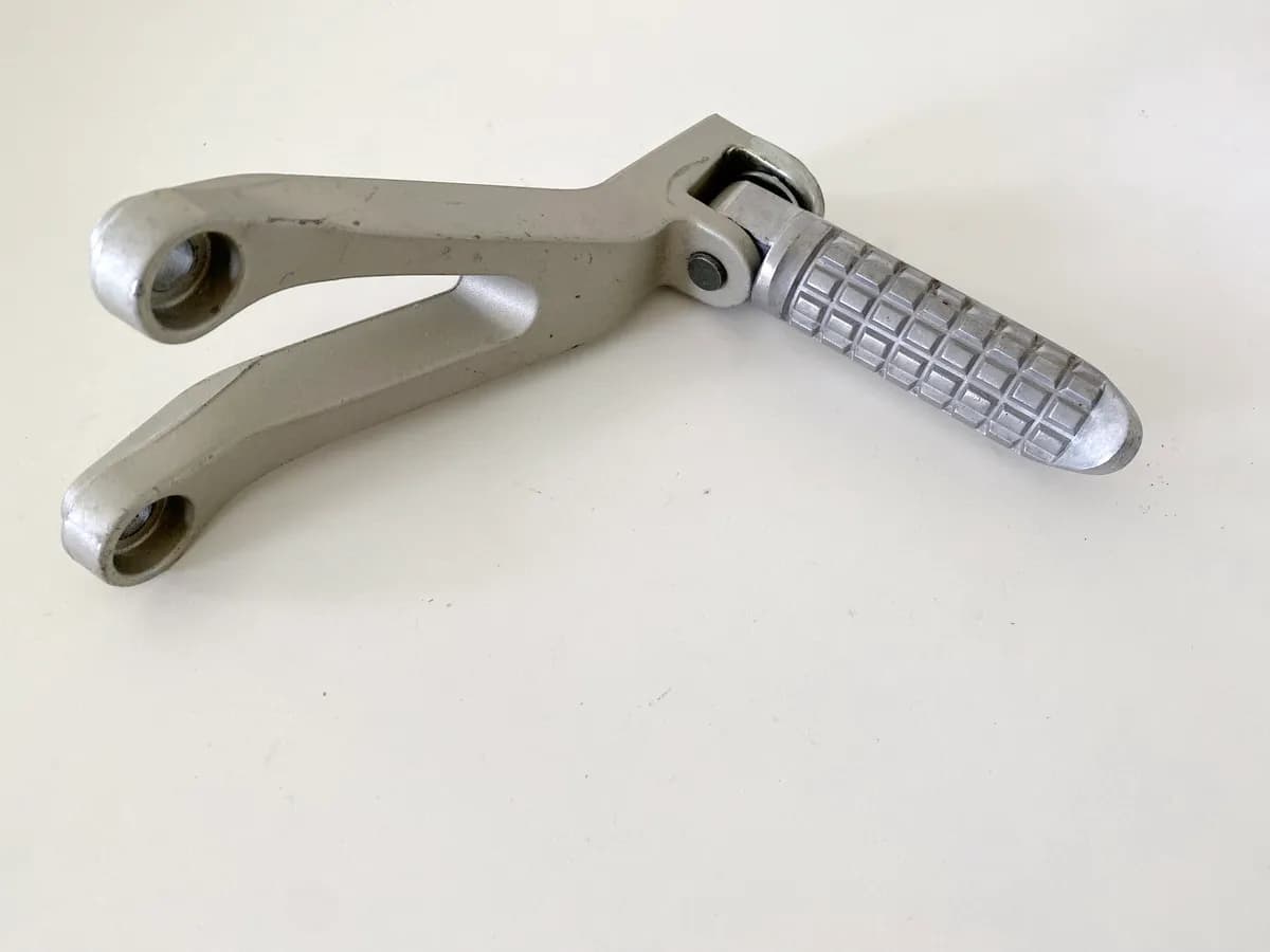 KAWASAKI ZX-6R ZX600G Fußrastenanlage Sozius links 1 Halter Fußraste 98-99