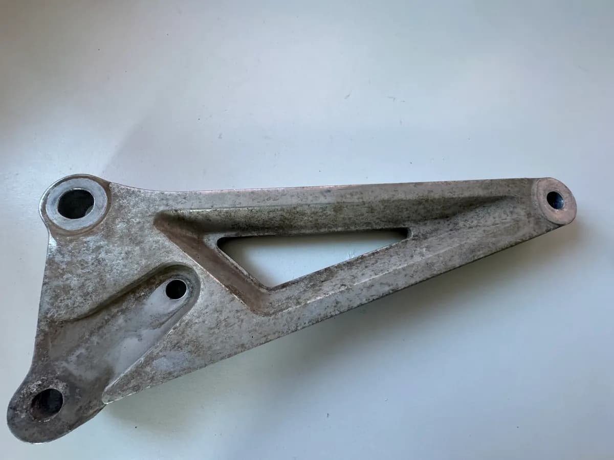 HONDA CB 250 TWO FIFTY MC26 Fußrastenplatte Fahrer links Halter Fußraste Träger