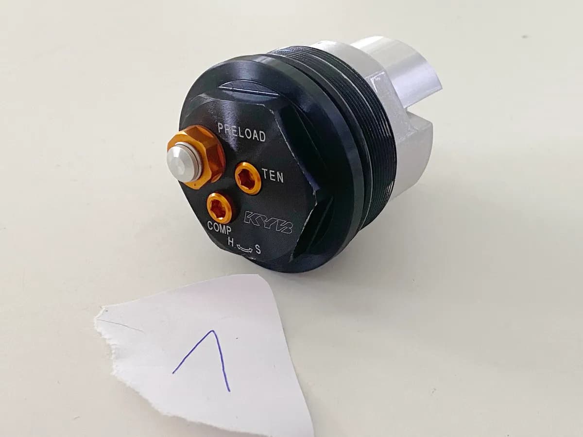 YAMAHA MTN 1000 MT-10 RN78 Schraube Gabel Einsteller Verschlußkappe I Holm