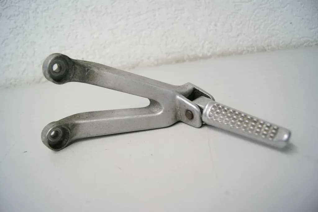 HONDA CBR 900 SC28 FUßRASTENANLAGE SOZIUS LINKS