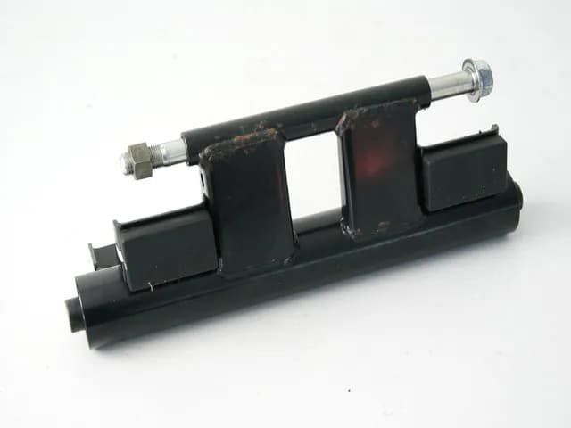 SUZUKI UC 125 EPICURO AX HALTERUNG HALTER MOTOR ACHSE