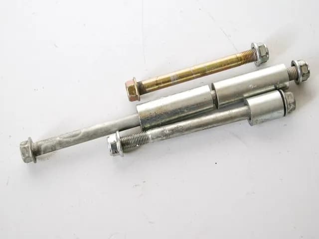 HYOSUNG GT 125 R HALTERUNG HALTER MOTOR ACHSE BOLZEN