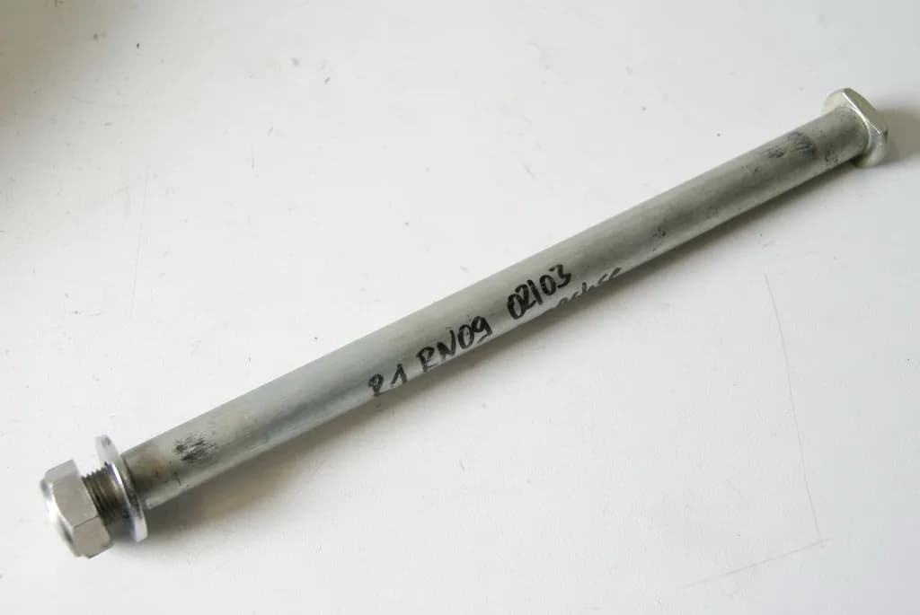 YAMAHA R1 RN09 SCHWINGACHSE ACHSE SCHWINGE