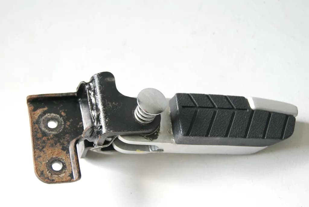 DAELIM SV 125 S3 SAB FUßRASTE SOZIUS RECHTS HALTERUNG