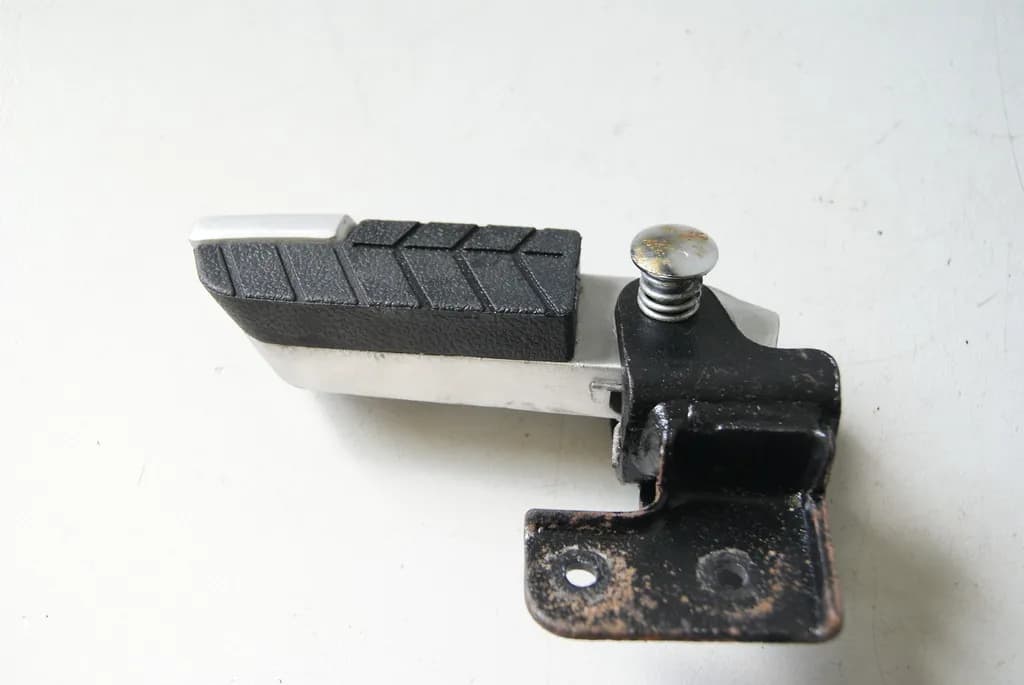 DAELIM SV 125 S3 SAB FUßRASTE SOZIUS LINKS HALTERUNG