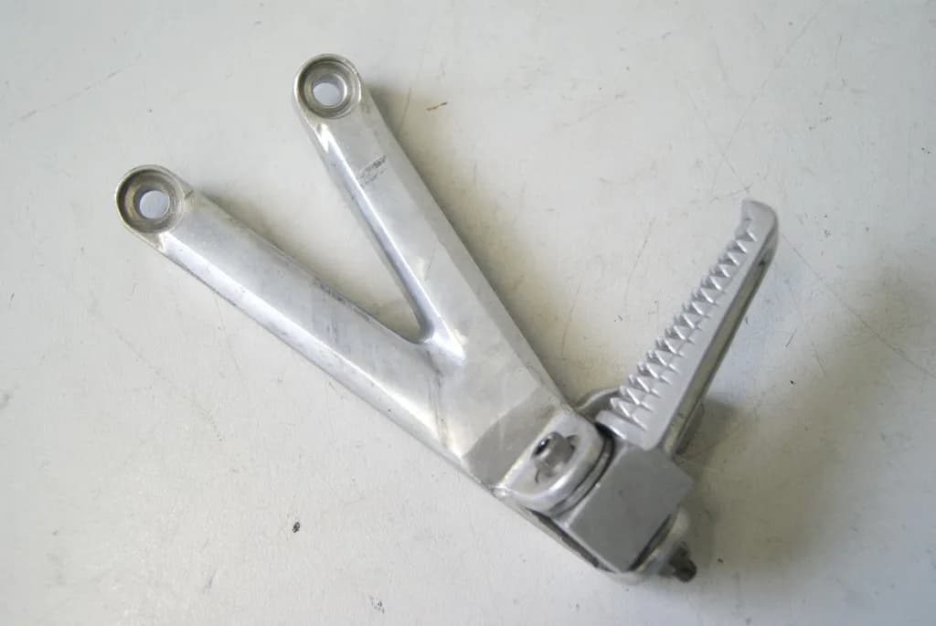 YAMAHA R6 RJ03 FUßRASTENANLAGE SOZIUS LINKS