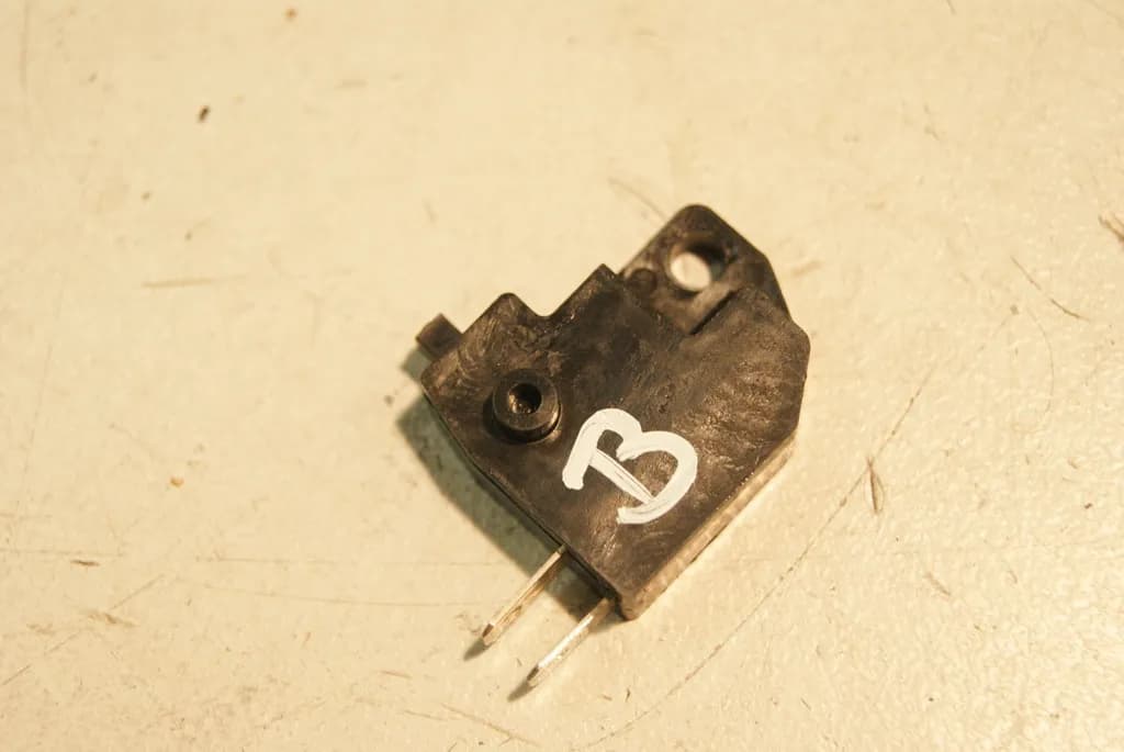 KAWASAKI ZZR 1200 ZXT20C BREMSLICHTSCHALTER VORN