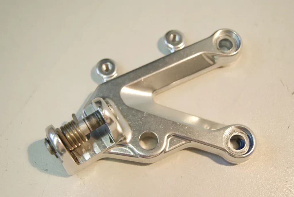 APRILIA RSV 1000 RR ZD4RR FUßRASTENTRÄGER FAHRER RECHTS