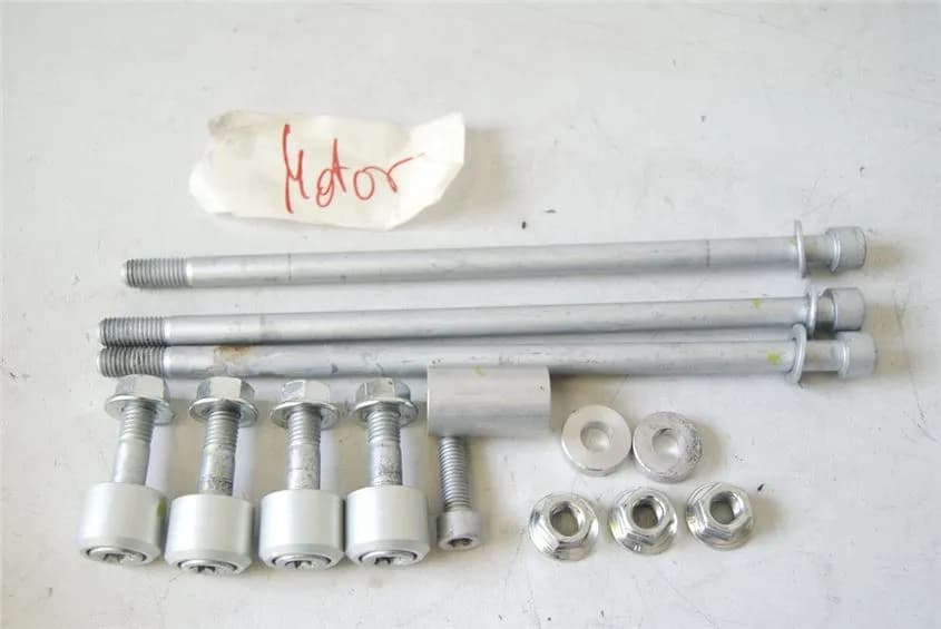 APRILIA SL 750 SHIVER ZD4RAA00 ACHSE MOTOR HALTERUNG BOLZEN DISTANZEN