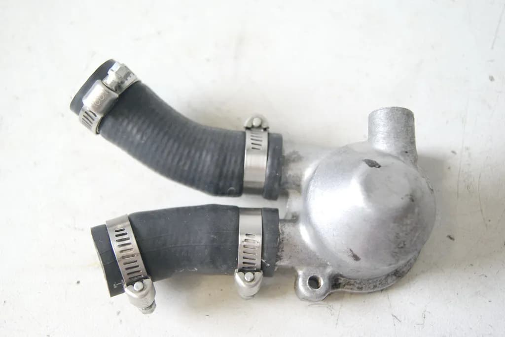 HONDA VFR 750 RC36 / 2 STUTZEN GEHÄUSE THERMOSTAT KÜHLERSCHLAUCH