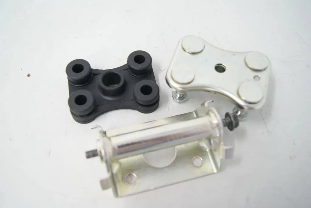 SUZUKI SFV 650 A WVCX GLADIUS ABS HALTERUNG TANK HINTEN HALTER