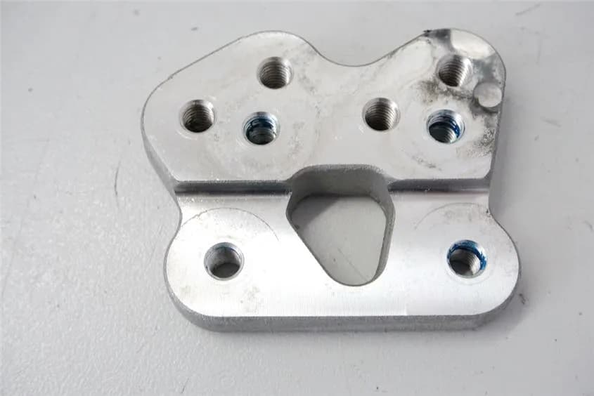 SUZUKI GSX-R 750 WVCW HALTER FUßRASTENTRÄGER FAHRER RECHTS AUFNAHME