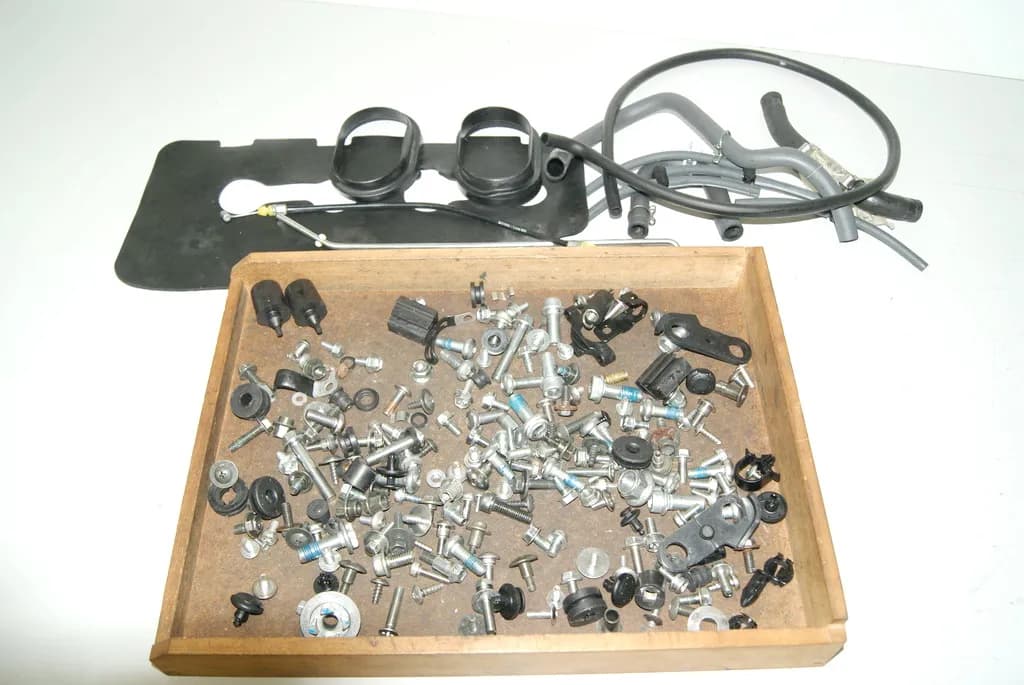 SUZUKI GSX-R 750 WVCW K8 K9 L0 Schrauben Kleinteile Muttern Halter (für Rahmen)