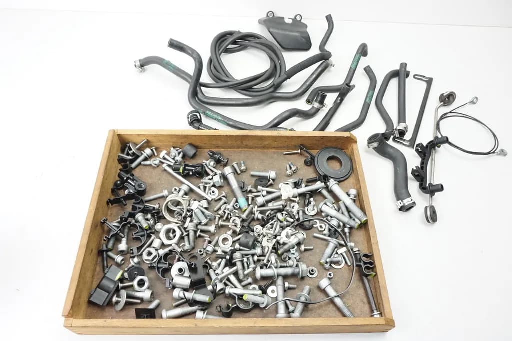 BMW K 1200 R K12R Schrauben Muttern Kleinteile Schlauch (für Rahmen Verkleidung)