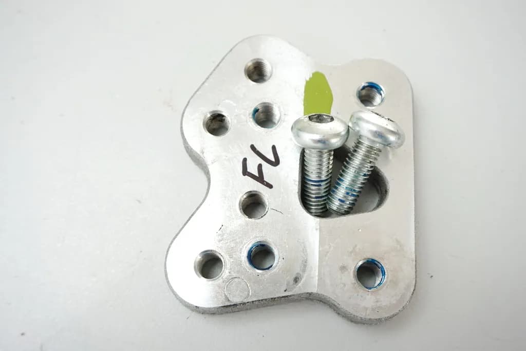 SUZUKI GSX-R 600 WVCV HALTER FUßRASTENTRÄGER FAHRER LINKS AUFNAHME