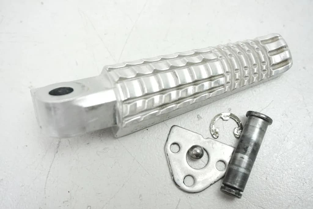 SUZUKI GSX-R 600 WVCV FUßRASTE SOZIUS RECHTS FOOTREST