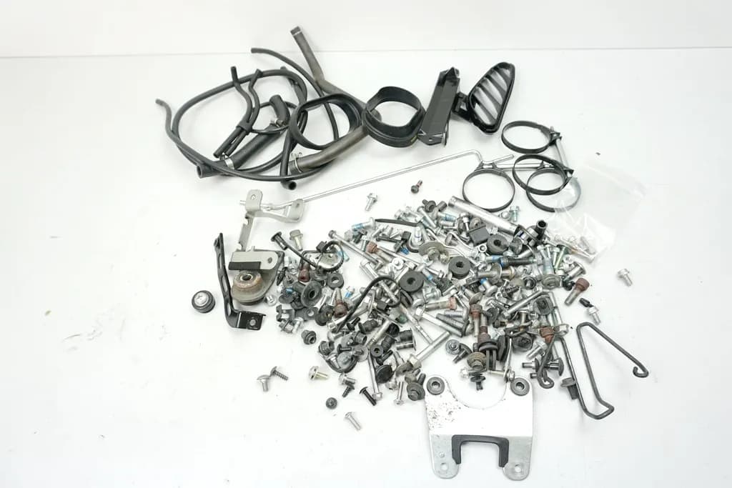 SUZUKI GSX-R 600 WVCV SCHRAUBEN & KLEINTEILE