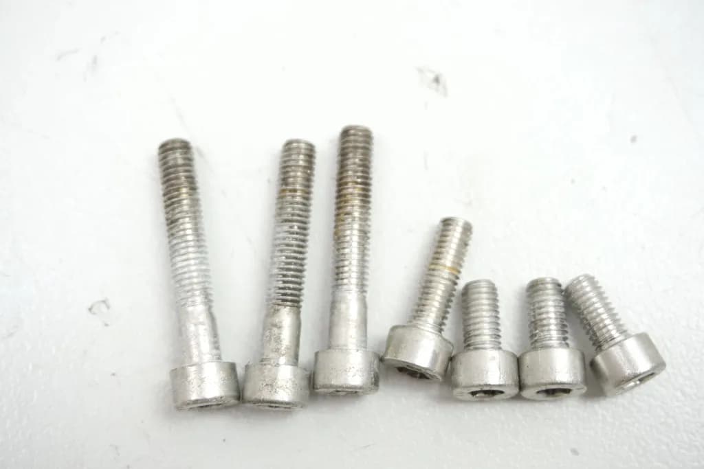 TRIUMPH SPEED TRIPLE 955 i 595 N SCHRAUBEN TANKDECKEL