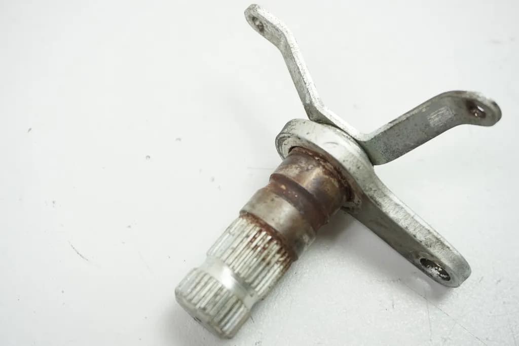 YAMAHA TDM 850 4TX HALTERUNG BREMSPEDAL WELLE AUFNAHME