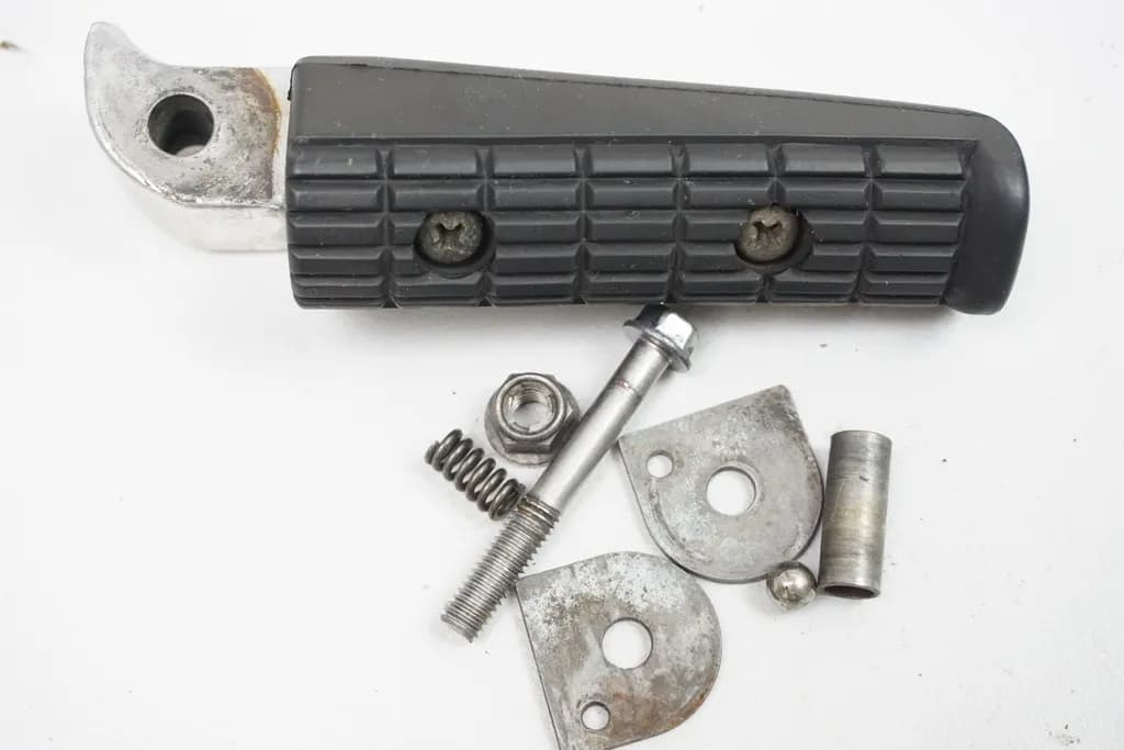 YAMAHA TDM 850 4TX FUßRASTE SOZIUS RECHTS FOOTREST