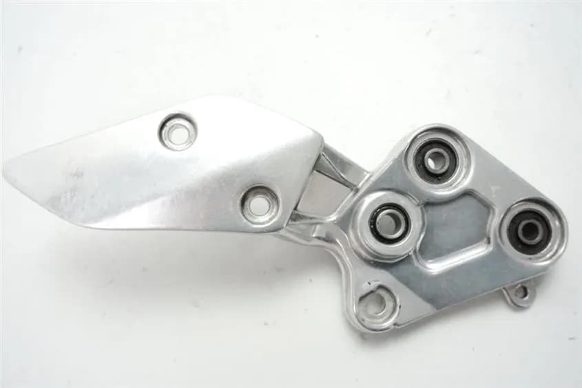 YAMAHA FZS 1000 RN06 FAZER FUßRASTENTRÄGER FAHRER RECHTS FOOTREST