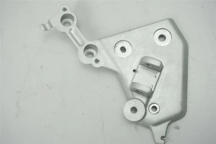 TRIUMPH TIGER 1050 115NG FUßRASTENTRÄGER FAHRER RECHTS FOOTREST