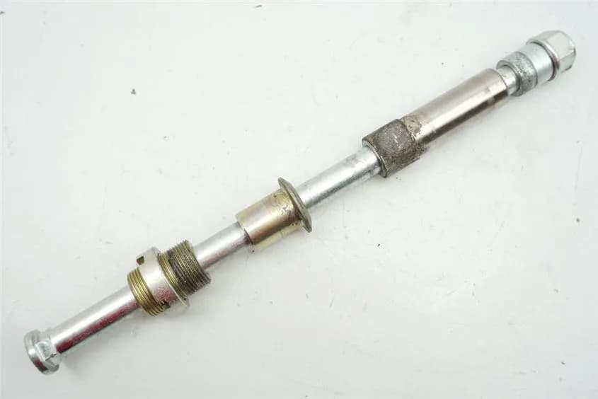 HONDA VT 750 C2 SHADOW RC44 SCHWINGACHSE ACHSE SCHWINGE DISTANZEN