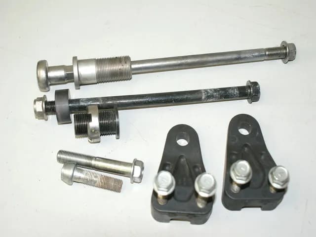 KAWASAKI ZX-6R ZX600P HALTERUNG ACHSE MOTOR HALTER