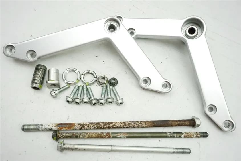 SUZUKI DL 650 V-STROM WVB1 HALTERUNG MOTOR MOTORHALTER ACHSE BOLZEN DISTANZEN