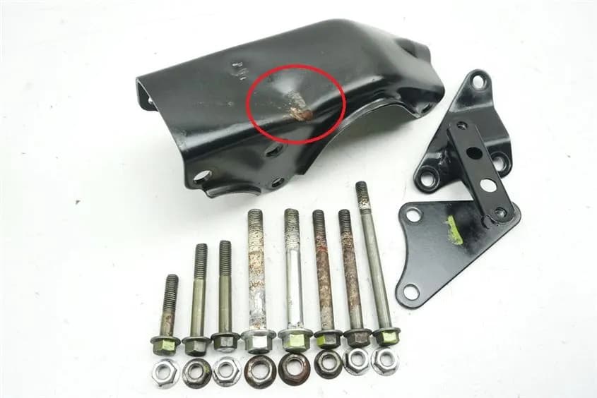 YAMAHA YBR 125 RE05 HALTERUNG MOTOR SCHRAUBE ACHSE BOLZEN MOTORHALTER