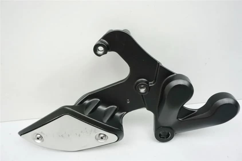 YAMAHA MT01 RP18 FUßRASTENTRÄGER FAHRER RECHTS FUßRASTENPLATTE