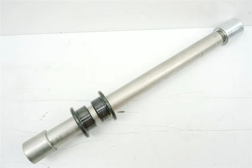 YAMAHA MT01 RP18 SCHWINGACHSE ACHSE SCHWINGE DISTANZEN