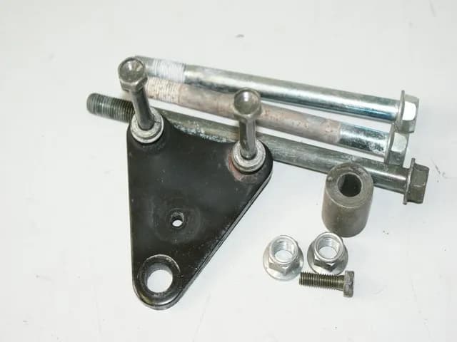 SUZUKI VL 800 WVBM INTRUDER VOLUSIA ACHSE HALTERUNG MOTOR HALTER