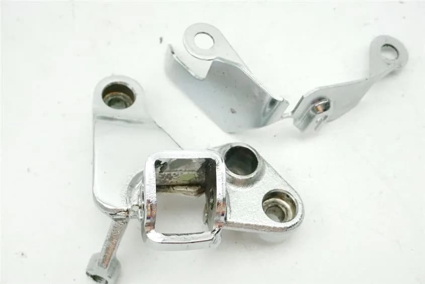 HONDA VT 700 C RC19 SHADOW FUßRASTENTRÄGER FAHRER RECHTS HALTER FUßRASTE