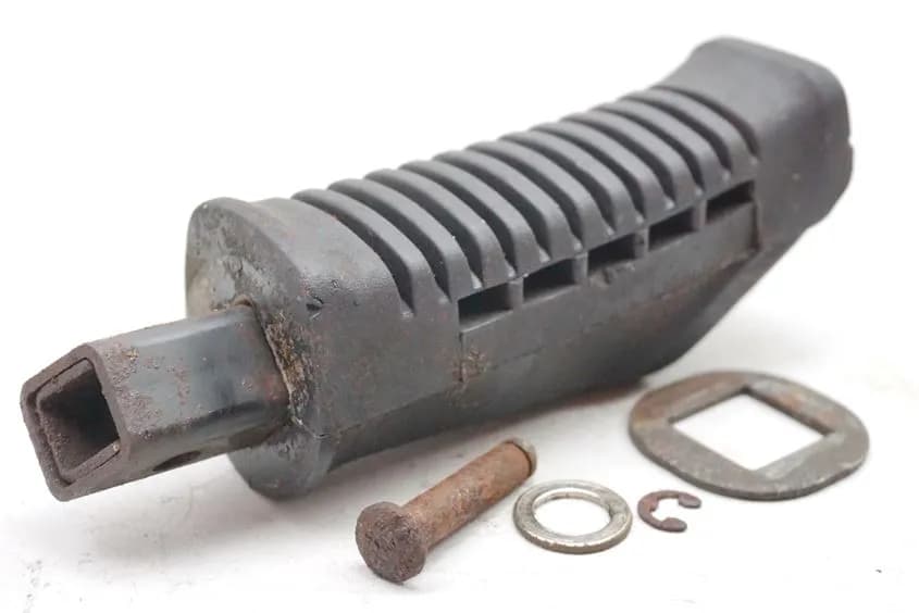 SUZUKI GS 500 E GM51B FUßRASTE SOZIUS RECHTS FOOTREST