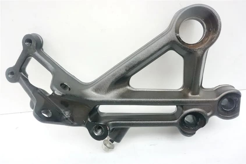 KTM 390 DUKE ABS AB 2017 FUßRASTENTRÄGER FAHRER RECHTS HALTER FUßRASTE