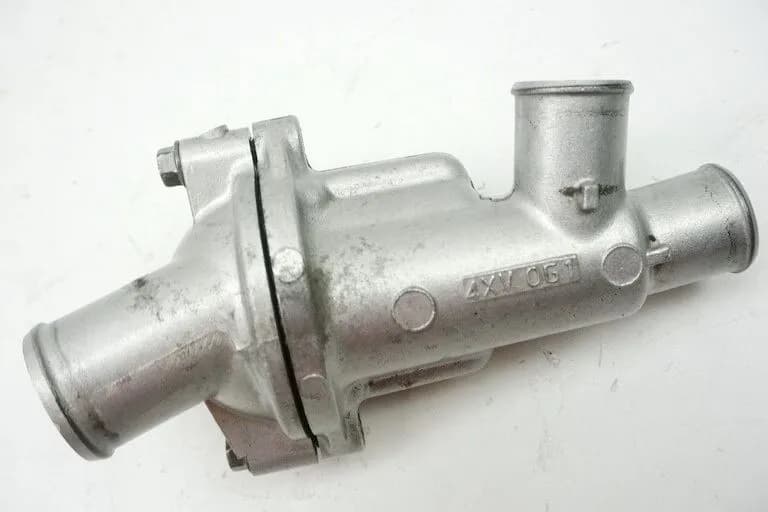 YAMAHA YZF R1 RN04 THERMOSTAT THERMOSTATGEHÄUSE