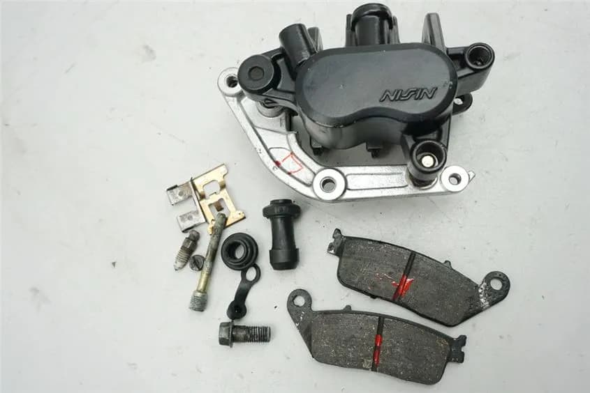 HONDA CBR 1000 SC24 BREMSSATTEL LINKS ANKERPLATTE BRAKE CALIPER