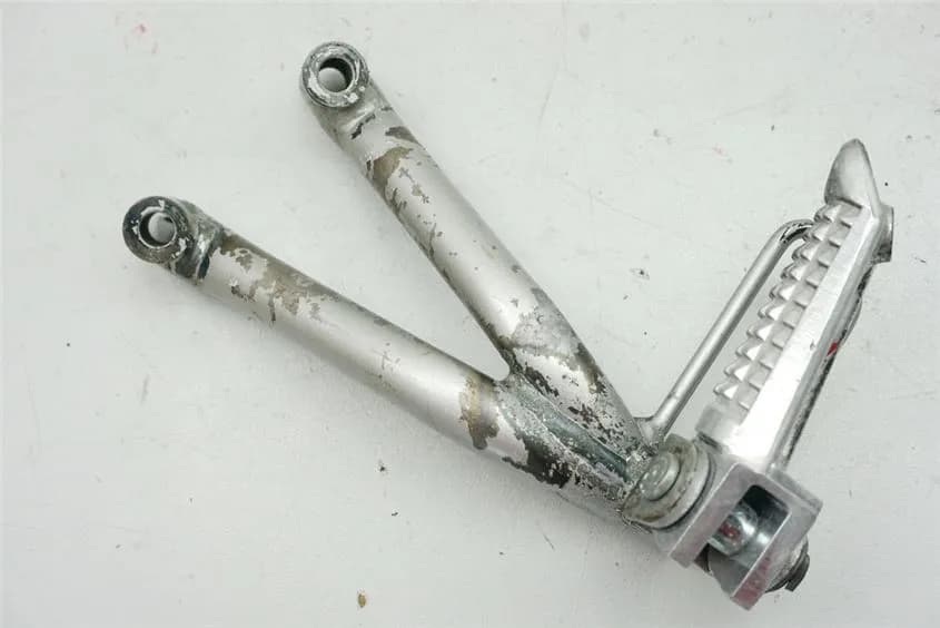 SUZUKI RF 600 GN76B FUßRASTENANLAGE SOZIUS LINKS HALTER FUßRASTE