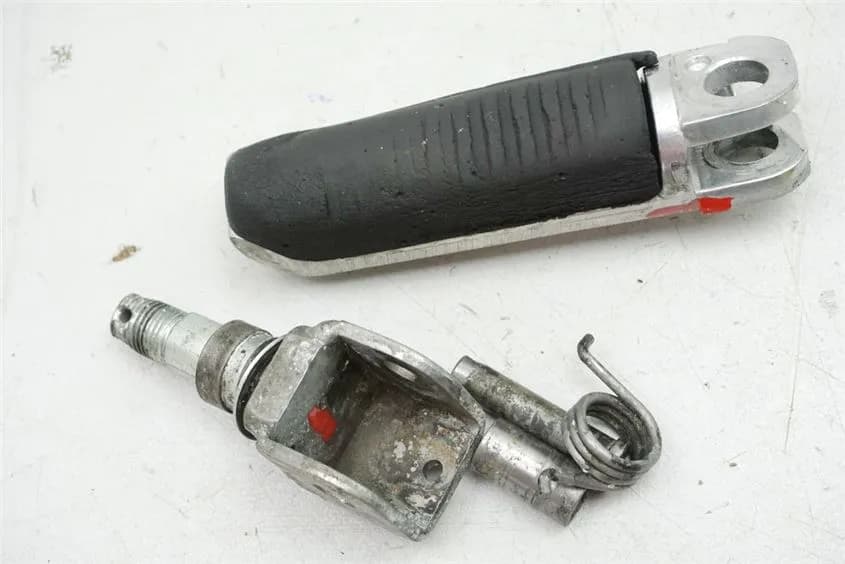 SUZUKI RF 600 GN76B FUßRASTE FAHRER LINKS FOOTREST