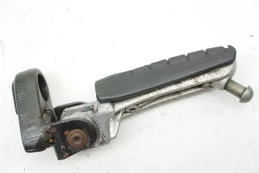 YAMAHA FZ 750 2KK FUßRASTENTRÄGER FAHRER RECHTS HALTER FUßRASTE