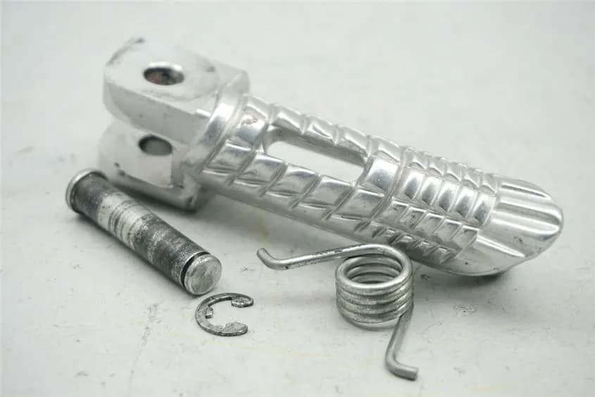 SUZUKI GSX-R 750 WVCF K6 K7 FUßRASTE FAHRER RECHTS FOOTREST