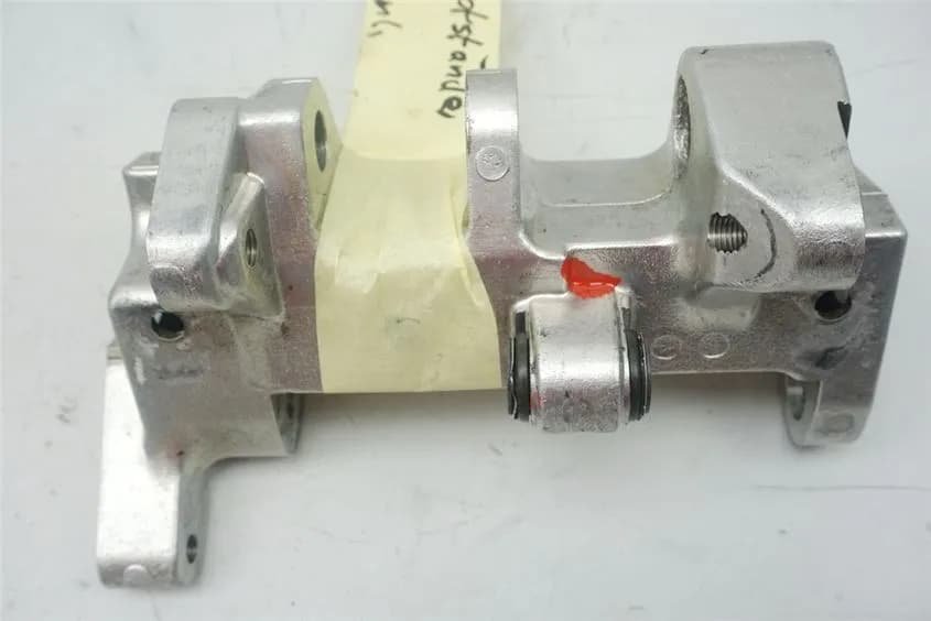 HONDA VFR 800 RC46 HALTERUNG SCHWINGE AUFNAHME RAHMEN STREBE