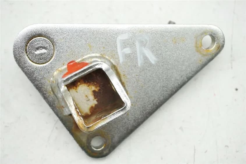 HONDA VT 125 JC29 SHADOW FUßRASTENTRÄGER FAHRER RECHTS HALTER FUßRASTE