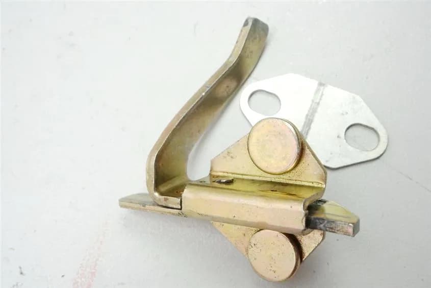 YAMAHA FZ1 S RN16 FAZER VERSCHLUß FAHRERSITZ HEBEL ÖFFNER