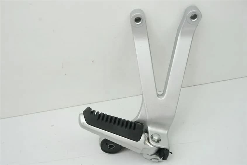 SUZUKI GSX 1100 G GV74A FUßRASTENANLAGE SOZIUS RECHTS HALTER FUßRASTE