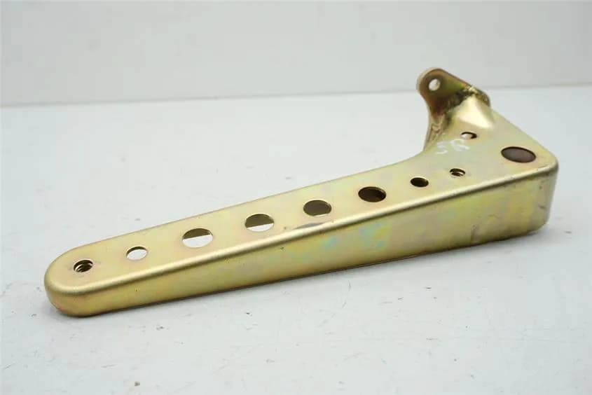 SUZUKI AN 400 WVAU BURGMAN HALTERUNG TRITTBRETT SOZIUS RECHTS TRÄGER HALTEPLATTE