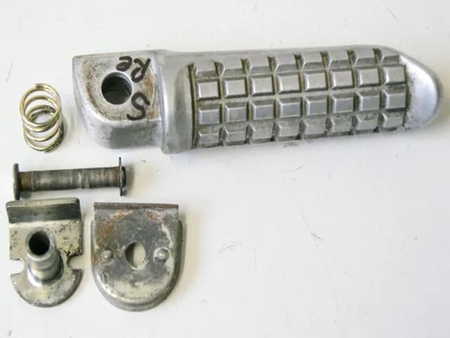 KAWASAKI ZZR 600 D ZX600D FUßRASTE SOZIUS RECHTS