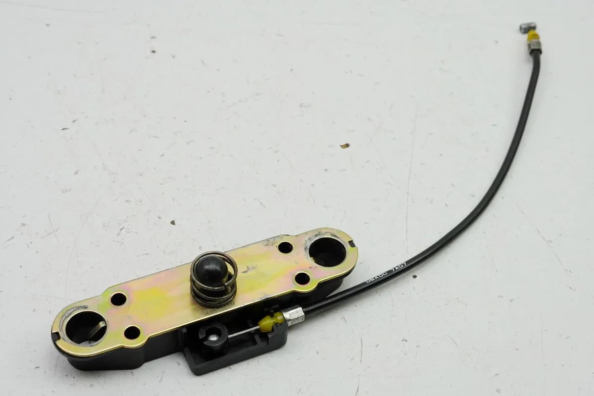 SUZUKI GSF 600 BANDIT GN77AB Verschluß Sitzbank Verriegelung Schließhaken Öffner