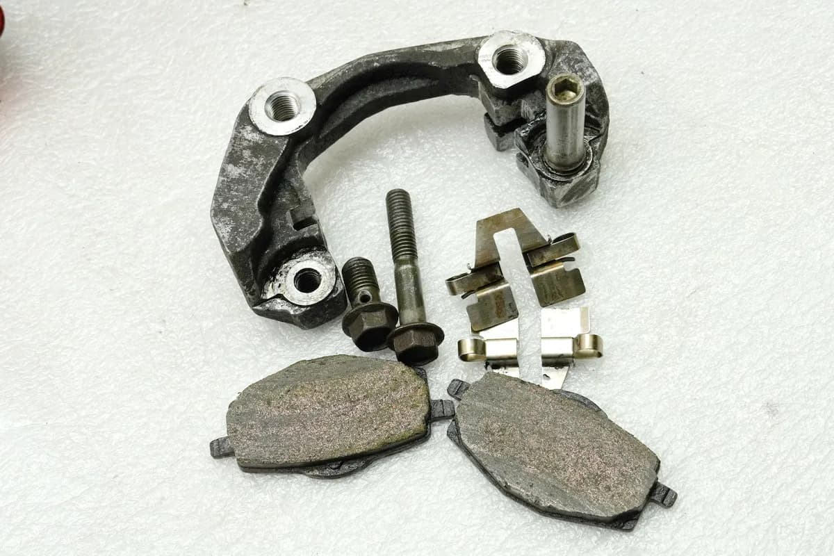 YAMAHA DT 125 R 4BL Bremsankerplatte Halter Bremssattel vorn Bremsbeläge